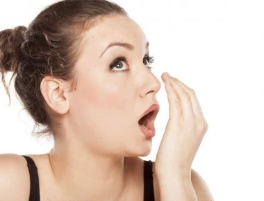 Δυσάρεστη αναπνοή: Οι τροφές που προκαλούν κακή στοματική υγιεινή